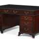 AN EARLY GEORGE III MAHOGANY PARTNER'S DESK - Foto 1