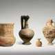 FOUR GREEK AND ETRUSCAN POTTERY VESSELS - Foto 1