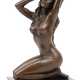 Bronze-Figur "Kniender weiblicher Akt", Nachguß, braun patiniert, bezeichnet "Claude", auf rechteckiger schwarzer Steinplinthe, Ges.-H. 20 cm - Foto 1