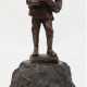 Bronzefigur "Soldat des 1. WK", braun patiniert, H. 11,3 cm, auf naturalistischem Steinsockel, Ges.-H. 18,5 cm - Foto 1