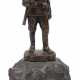 Bronzefigur "Soldat", braun patiniert, H. 12 cm, auf naturalistischem Steinsockel, Ges.-H. 19 cm - Foto 1