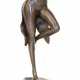 Bonze-Figur "Tänzerin mit Zylinder und Gerte", braun patiniert, auf herzförmiger Plinthe bez. "A.Gory", Gießerplakette "BJB", H. 28 cm, auf rundem Steinsockel, Ges.-H. 36,5 cm - Foto 1