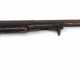 Steinschloßgewehr, 18. Jh., nicht funktionstüchtig, Ladestock fehlt, starke Gebrauchspuren, inaktiver Anobienbefall, L. 131 cm - Foto 1