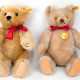 2 diverse Steiff-Teddys, jeweils mit Knopf im Ohr und Stimme, Glasaugen, Fell in Blond und Beige, guter unbespielter Zustand, H. ca.33 cm - photo 1