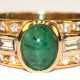 Ring, 750er GG/WG, ausgefasst mit 1ovalen Smaragd-Cabochon von ca. 1,62 ct., 16 Brillanten von zus. ca. 0,24 ct. und 6 Diamantenbaguettes von zus. ca. 0,60 ct., Ges.-Gew. 9,18 g, RG 57, Wiederbeschaffungswert lt. Experti… - photo 1