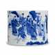A CHINESE BLUE AND WHITE PORCELAIN BRUSHPOT - фото 1