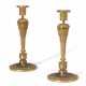 A PAIR OF RUSSIAN ORMOLU CANDLESTICKS - Foto 1