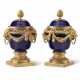 A PAIR OF FRENCH ORMOLU-MOUNTED SEVRES COBALT BLUE-GROUND PORCELAIN POTPOURRI VASES AND COVERS (`VASES DULAC`) - Foto 1