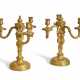 A PAIR OF LATE LOUIS XV ORMOLU THREE-BRANCH CANDELABRA - Foto 1