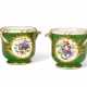 A SMALL PAIR OF SEVRES PORCELAIN GREEN-GROUND BOTTLE COOLERS (SEAUX A TOPETTE) - Foto 1