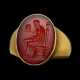 A EUROPEAN CARNELIAN RINGSTONE WITH A SEATED PHILOSOPHER HOLDING A MASK - Foto 1