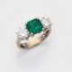 Klassischer Smaragd-Juwelenring mit Brillantsolitären - photo 1