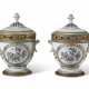 A PAIR OF ORMOLU-MOUNTED SAMSON PORCELAIN POTPOURRI VASES AND COVERS - Foto 1