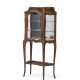 A FRENCH ORMOLU-MOUNTED KINGWOOD VITRINE CABINET - Foto 1