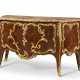 A FRENCH ORMOLU-MOUNTED MAHOGANY, BOIS SATINE, KINGWOOD AND BOIS-DE-BOUT MARQUETRY COMMODE - Foto 1