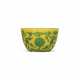 A FINE AND EXTREMELY RARE CARVED YELLOW-GROUND GREEN-ENAMELLED ‘LOTUS’ WINE CUP - Foto 1