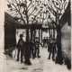 Utrillo, Maurice (1883 Montmartre, Paris, -1955 Dax, Frankreich) "Auf dem Markt", Litho., unsign., rückseitig auf altem Klebezettel bez., 21,5x18,5 cm, im Passepartout hinter Glas und Rahmen - Foto 1