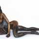 Bronze-Figur "Liegender weiblicher Akt in erotischer Pose", unsigniert, z.T. braun patiniert, H. 13 cm, L. 27 cm - Foto 1