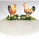Platte mit 2 plastischen Hühnern auf Blumenwiese mit 2 im Gras liegenden Eiern, Keramik, polychrom bemalt, min. bestoßen, Dm. 36 cm, H. 16 cm - photo 1
