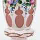 Pokalglas, mit weißem Überfang und rosa Innenfang, Ornamentalschliff, florale Emailmalerei und Goldstaffage, berieben, H. 15 cm - photo 1