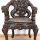 Sessel mit reichem Schnitzdekor mit Drachenmotiven, schwarz gefaßt, Krallenfüße, Armlehnen in Drachenköpfen endend, 86x60x42 cm - photo 1