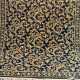 Teppich, maschinell geknüpft, Schurwolle, von 1975, vollflächiger beiger Akanthusblattdekor auf dunkelblauem Grund, Ränder belaufen, 200x300 cm - photo 1