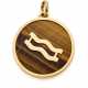 ILLARIO | Tiger's eye and yellow gold Aquarius zodiac sign pendant, g 35.11 circa, length cm 6.4 circa. Marked 26 AL. (slight defects) - photo 1