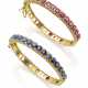 Pair of sapphire, ruby and yellow gold openable bangle bracelets, sapphires in all ct. 8.10 circa, rubies in all ct. 8.10 circa, in all g 49.79 circa, diam. cm 4.4 circa. (defects and losses) - Foto 1