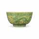 A RARE LARGE YELLOW-GROUND GREEN-ENAMELLED ‘DRAGON’ BOWL - Foto 1