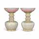 AN EXTREMELY RARE PAIR OF FAMILLE ROSE AND GILT-DECORATED ‘LOTUS’ ALTAR VASES - Foto 1