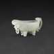 A CARVED WHITE JADE ARCHAISTIC POURING VESSEL, YI - Foto 1