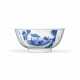 A BLUE AND WHITE INSCRIBED ‘LATTER ODE TO THE RED CLIFF’ BOWL - Foto 1