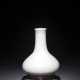 Feine gebauchte Vase mit milchig weißer Glasur auf Holzstand - Foto 1