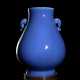 Monochrom puderblau glasierte Vase mit Elefantenkopf-Henkeln in Hu-Form auf Zitan-Stand - фото 1