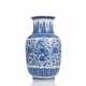 Vase aus Porzellan mit unterglasurblauem Lotos- und Phoenixdekor - photo 1