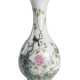 Kleine 'Famille rose'-Flaschenvase aus Porzellan mit Dekor von Elster und Päonien - Foto 1