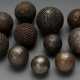 11 Diverse Boulle und Petanque Kugeln in verschiedenen Größen mit Dekorbeschlag aus Eisen- und Messingnägeln, Frankreich um 1900, Ø 7-12cm, Gebrauchsspuren - фото 1