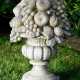 Dekorative Gussstein Gartenvase mit plastischem Obst-Bouquet auf eckigem Postament, 20.Jh., H. 60cm, 22,5x22,5cm, Witterungsspuren - photo 1