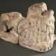 Spätmittelalterliche Sandstein Säulenbasis „Liegender Löwe mit aufgerissenem Maul“, 45x34x20cm, starke Witterungsspuren, mittig gebrochen - photo 1