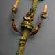 Dekorative Wandapplike "Flötenspieler unter Palme" im Colonial Stil, Holz und Metall farbig gefasst, 2flammig elektrifiziert, Anfang 20.Jh., 82x37,5x16cm - photo 1