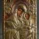 Russische Ikone mit getriebenem und graviertem Messing Oklad "Muttergottes" von zwei Engeln flankiert, Kreidegrund/Eitempera auf Holz, 19.Jh., 19,4x14,3cm - Foto 1