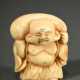 Netsuke "Hotei mit Sack auf der Schulter", Walzahn innen ausgehöhlt, 1 Himotoshi, Anfang 20.Jh., H. 3,6cm - фото 1