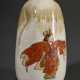 Japanische Keramik Vase "Tänzerin in traditioneller Tracht", in verlaufender Glasur, am Boden sign., rote Siegelmarke, H. 13cm - photo 1