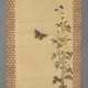 Kawanabe Kyosai (1831-1889) "Weiße Katze neben gelber Topfchrysantheme, darüber zwei Schmetterlinge", Rollbild auf Brokatseide aufgezogen, farbige Tusche auf Seide, Inschrift und Siegel auf Topf, Japan 19.Jh., … - фото 1