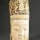 Große Elfenbein Schnitzerei "Kopf der Guanyin" mit durchbrochener Krone und Darstellung des Buddha mit zwei Adoranten, verso Budai in Blütenranken, oben plastische Stifterfigur, innen eingefügte Holzkonstruktio… - photo 1