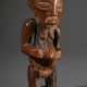 Kleine weibliche Figur der Songye, Zentral Afrika/ Kongo (DRC), 1. Hälfte 20.Jh., Holzfigur auf Sockel mit Charge im Kopf, Reste eines Lendenschurzes, vermutlich Affenfell, H. 12cm, Alters- und Gebrauchsspuren, rest., st… - фото 1