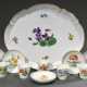 11 Diverse Teile Meissen "Deutsche Blume" mit Goldstaffage und gelbem Rand (Kriegsbemalung), 1924-1934 und später, bestehend aus: ovales Tablett (27x22cm), 5 Schnapsbecher (H. 4cm) und 5 Schälchen (Ø 7,5cm), 1 … - фото 1