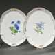 4 Diverse Teile Meissen "Deutsche Blume", nach 1950: 2 ovale Platten (27x23cm) und 2 Leuchter (H. 15,5cm) - photo 1