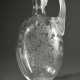 Reich beschliffene Kristall Kanne "Bacchusknabe in Weinlaub Kranz", um 1920, H. 25cm, Boden mit leichten Kratzern durch Gebrauch - Foto 1