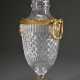 Klassische Kristall Vase im Steinelschliff mit feuervergoldeten Montierungen und Lorbeerkranz Handhaben im Louis XVI Stil, Frankreich um 1900, H. 32,5cm - photo 1